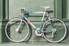 <p>Klassische Rennrad-Geometrie mit Newvex-Muffen und 1 1/8"- Rohren. Ausgestattet als Stadtrenner mit langem Bremsmaß (Schutzblechanbau möglich).<br />Foto: Michael Zalewski - www.MIZAFO.DE</p>