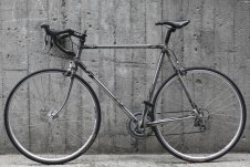 <p>Klassische Rennrad-Geometrie mit Newvex-Muffen und 1"- Rohren. Innen verlegter Bremszug.<br />Foto: Michael Zalewski - www.MIZAFO.DE</p>