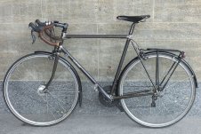 <p>Randonneur mit NewVex-NIRO-Muffen und langem Bremsmaß für 32er Reifen, Oberfläche brüniert</p>